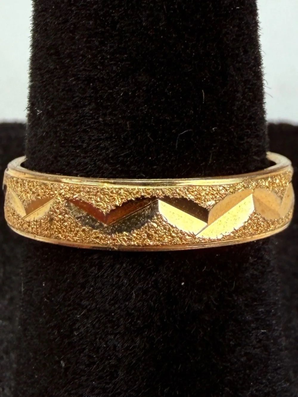 Elegant etched Goldtone Lightweight sz 6.75 band Ring